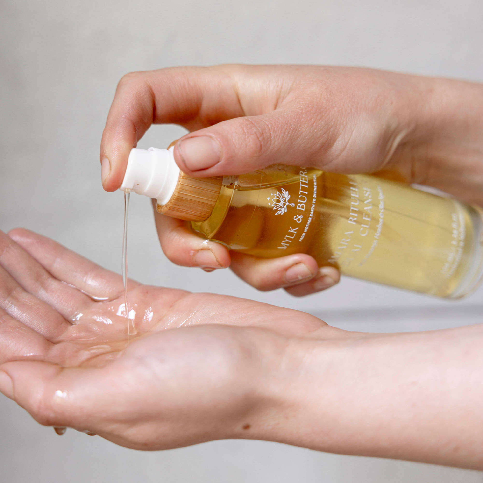 Using Amara Rituelle Cleansing Oil