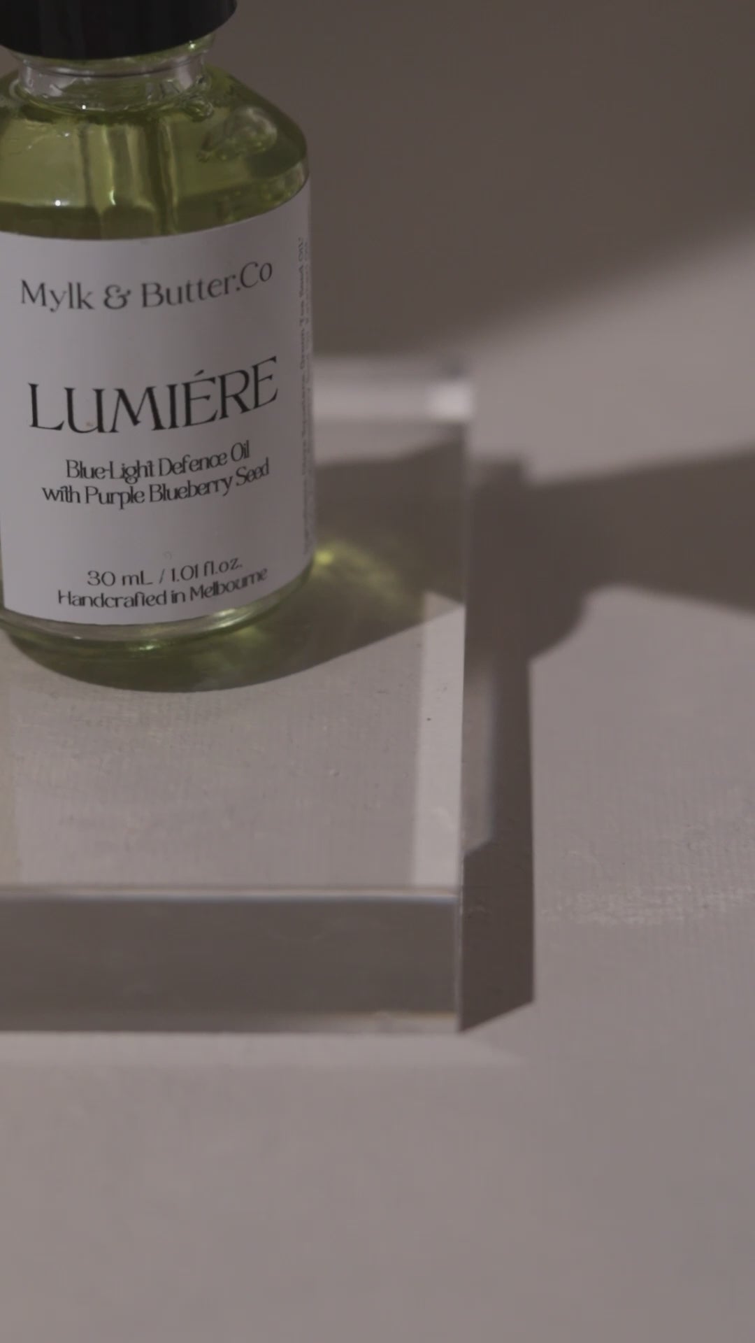 Lumiere Face OIl Close up video